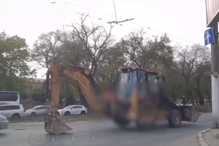 Трактор їхав, відпихаючись ковшем (Відео)