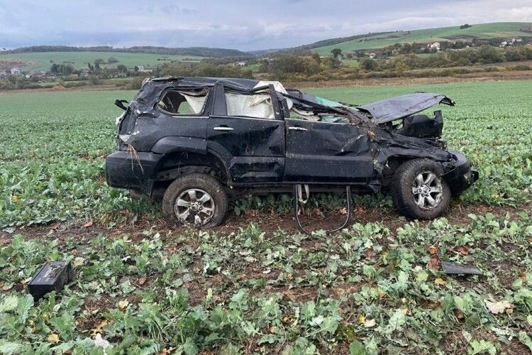 Перекинуте і потрощене авто: волинянка з дітьми потрапила в ДТП на Львівщині
