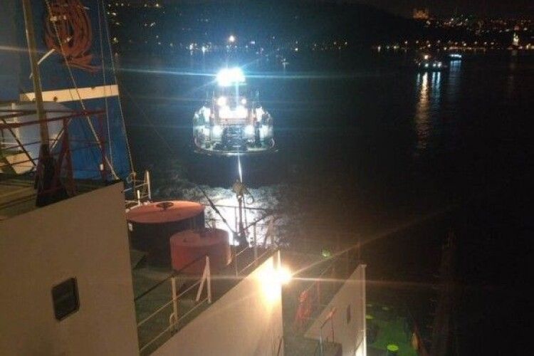 Судно з українським зерном, що застрягло в Босфорі на мілині, відбуксирували