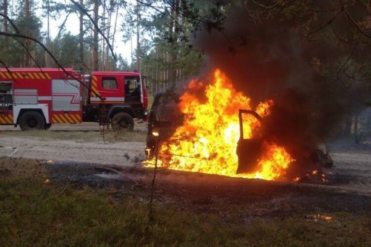 На Рівненщині горів автомобіль