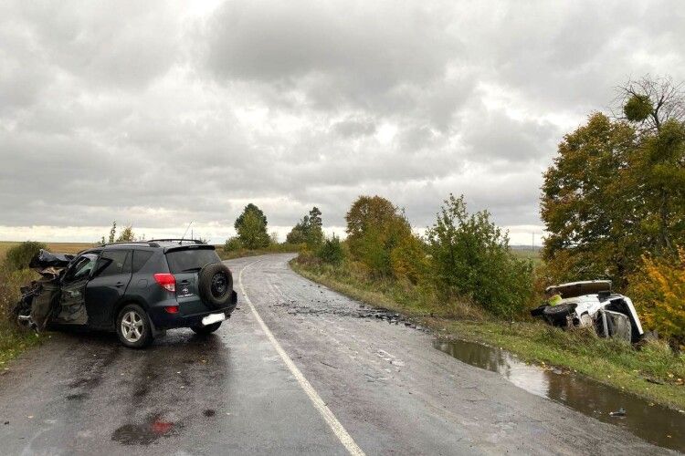 На Рівненщині легковик на заокругленій ділянці зніс мікроавтобус (Фото)