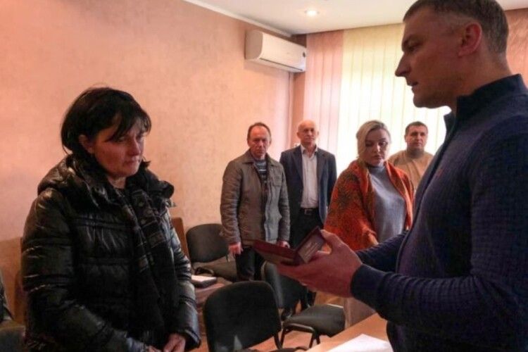 На Рівненщині матері Героя, який поліг під час штурму Горлівки, вручили орден «За мужність»