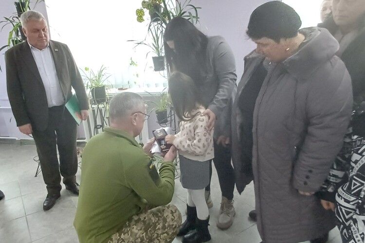 У громаді на Волині посмертний орден Героя отримали родичі (Фото)