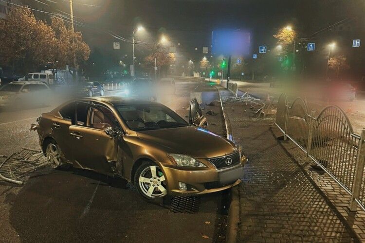 У Луцьку п'яний водій «влупився» в паркан і втік