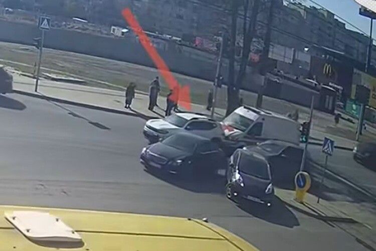 У Луцьку «швидка» зіткнулася з легковим автомобілем (Відео) 