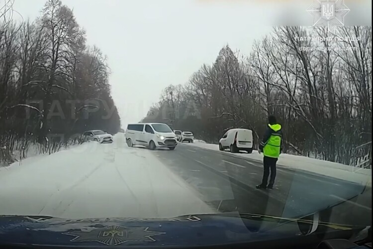 На Волині патрульні допомогли водійці, яка з’їхала у кювет