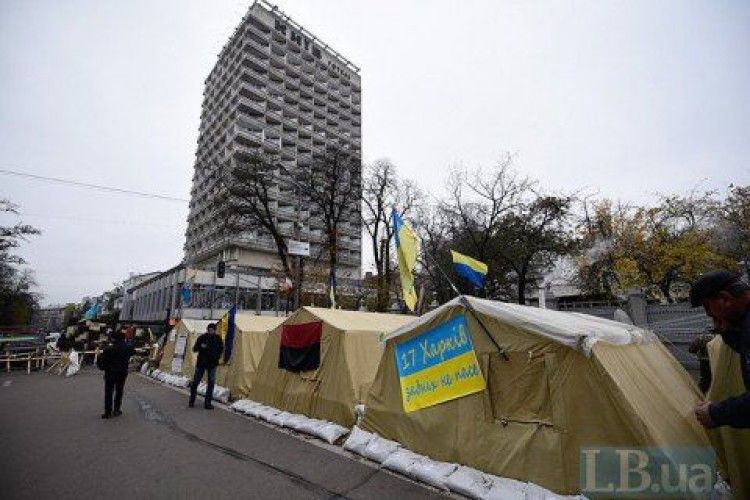 Поліція зайшла в наметове містечко біля Ради в пошуках Саакашвілі, відбулися сутички 