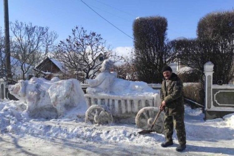 Чоловік уже 40 років поспіль створює велетенські зимові скульптури