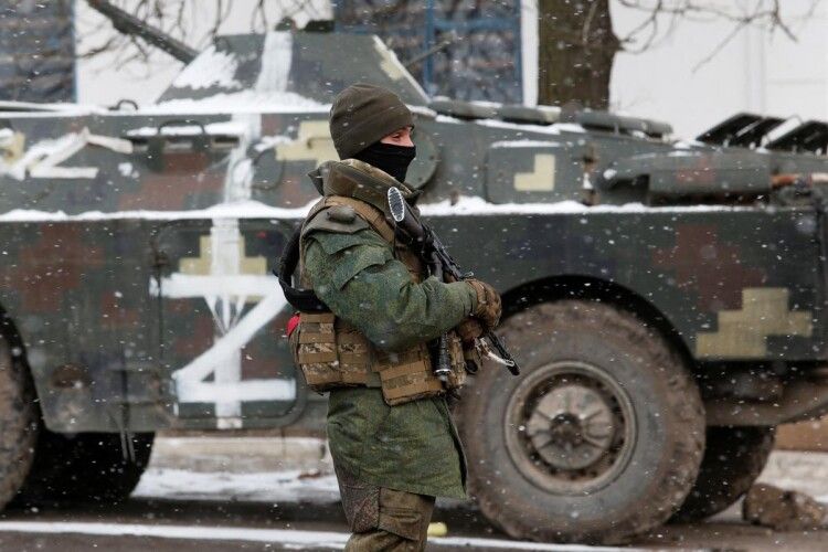 Російський окупант в Україні поскаржився на «дядька Вовку»: «Нас в ж*пу кидають» (Відео)