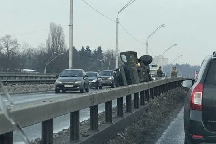 У Києві перекинувся військовий броньовик