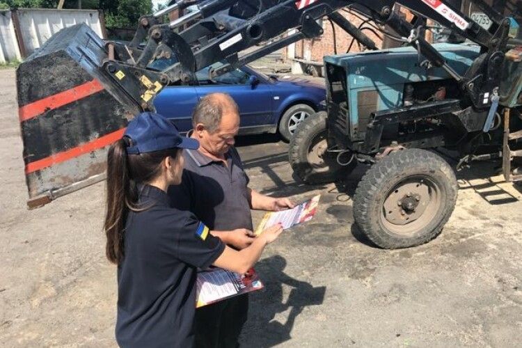 У Луцькому районі рятувальники навчали мешканців сільської місцевості правил пожежної безпеки