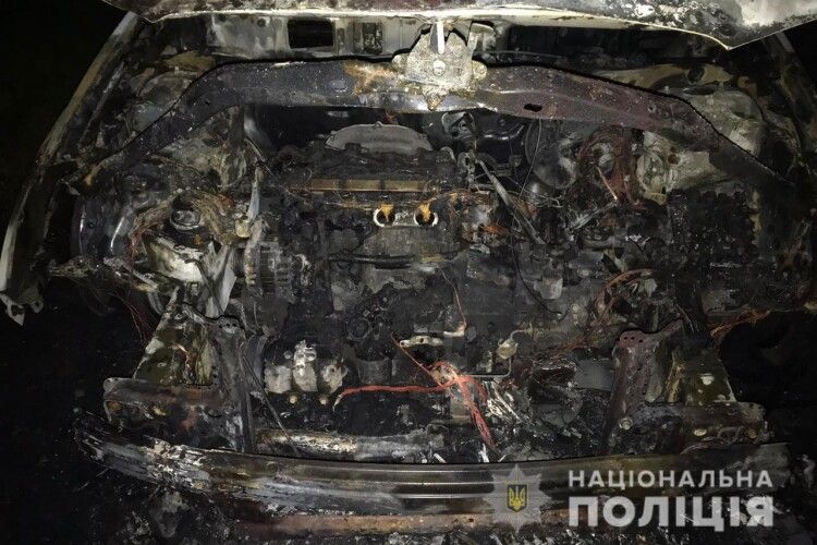 На Рівненщині серед ночі спалили легковик (Фото)