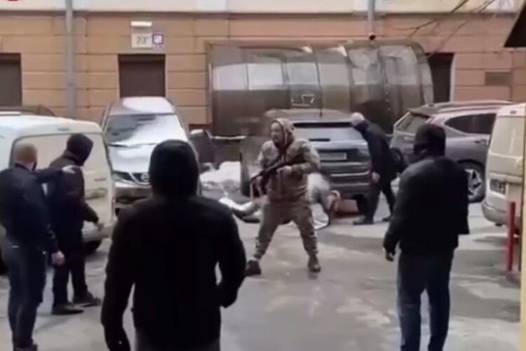 У центрі Києва сталася стрілянина: одна людина постраждала (Відео)