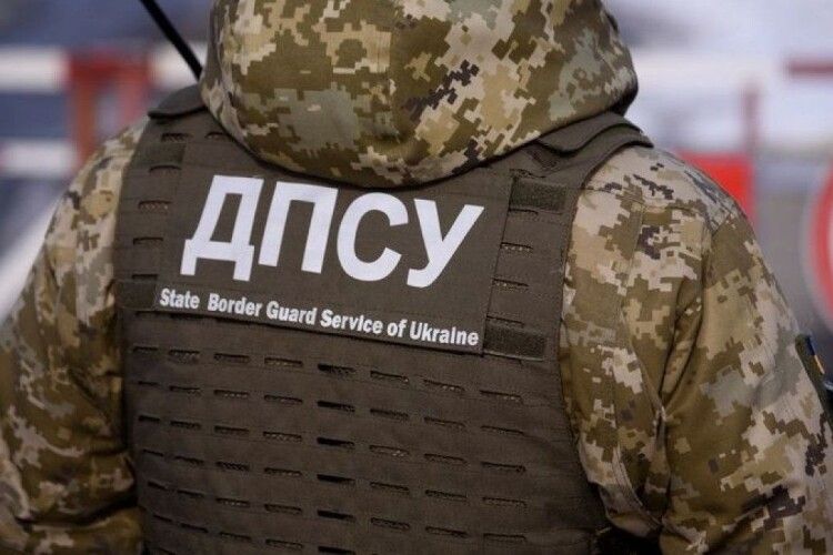 На Волині викрили чоловіків, які намагалися втекти за кордон з підробленими документами