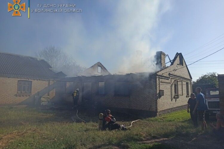 У селі на Горохівщині майже одночасно сталися дві пожежі (Фото)