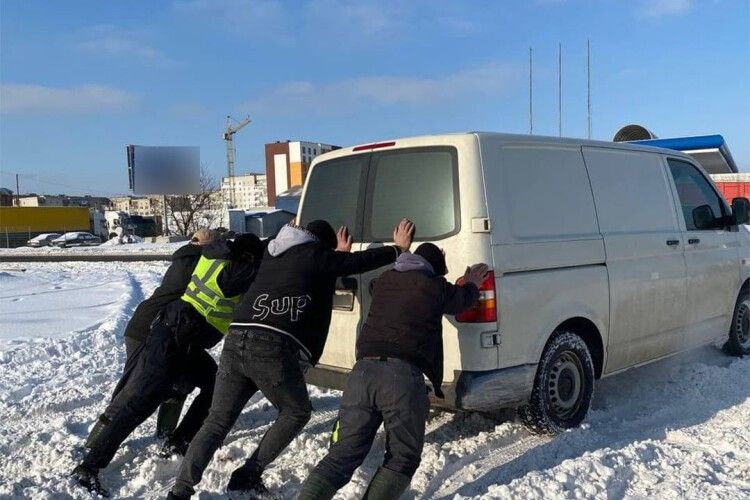 Волинські патрульні показали, як допомагали водіям вибратись зі снігу (Фото)