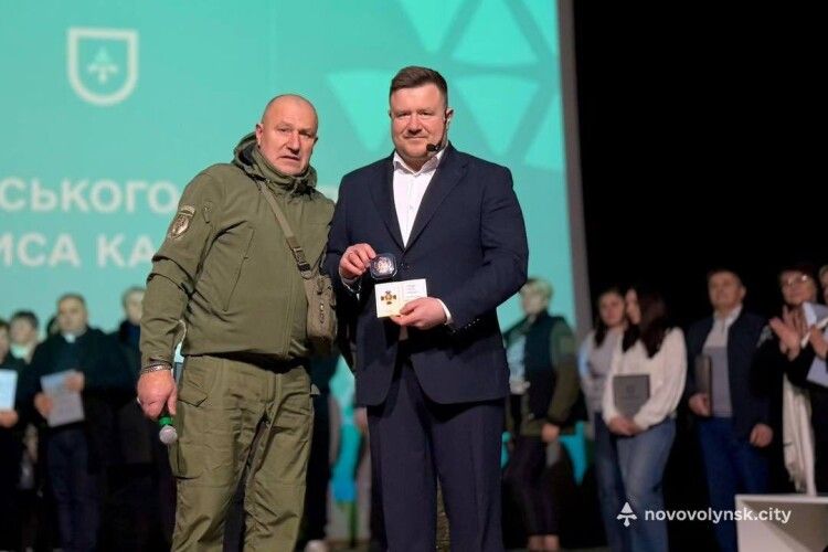 На Волині лідер громади звітував, ділився планами, подякував волонтерам і отримав нагороду від військових (Фото)