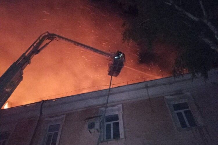 Пожежу у військовому госпіталі Луцька ліквідовували рятувальники з трьох міст (фото)