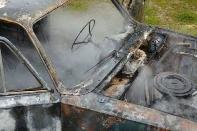 Автівка перетворилася на металобрухт: четверо пожежників рятували ВАЗ на Рівненщині (Фото)