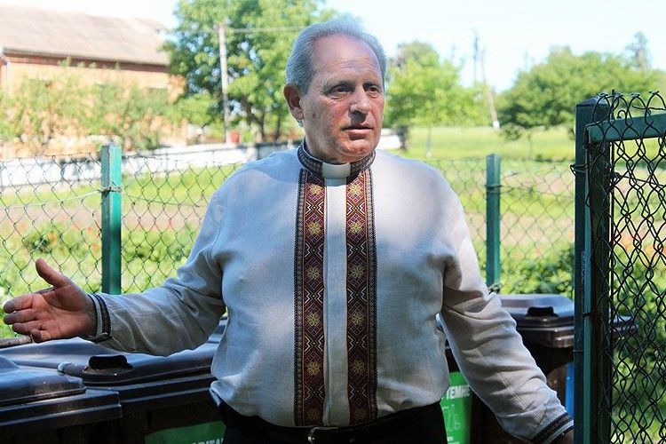 Священик на Франківщині навернув людей... сортувати сміття