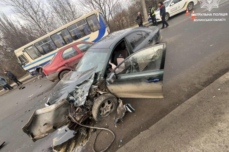 В обласному центрі Волині легковик врізався у рейсовий автобус (Фото)