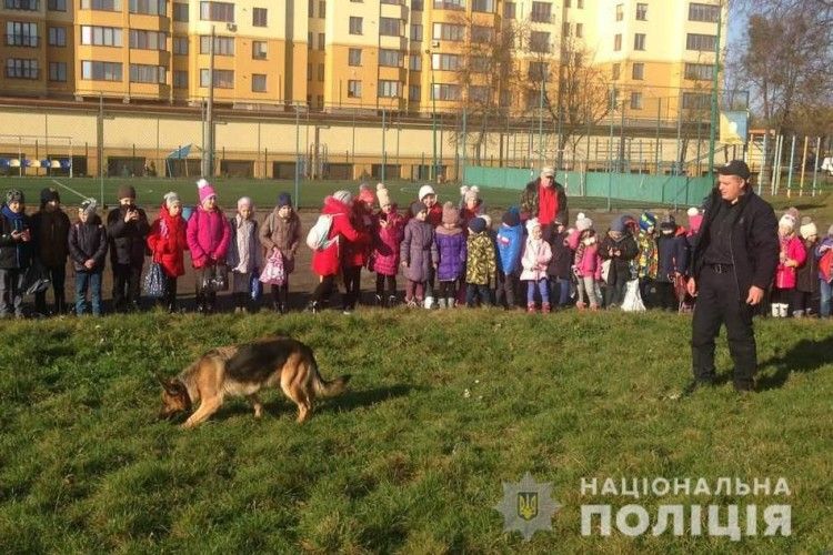 Поліцейські-кінологи Волині завітали у гості до школярів 