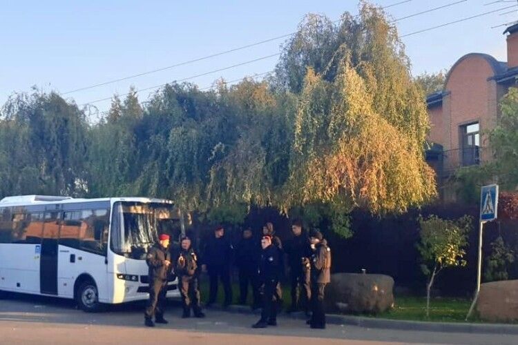 Біля будинку Порошенка чергує майже сотня правоохоронців: що відбувається (Фото)