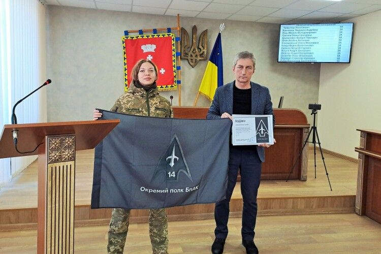 Громада на Волині отримала бойовий прапор від легендарного підрозділу безпілотників