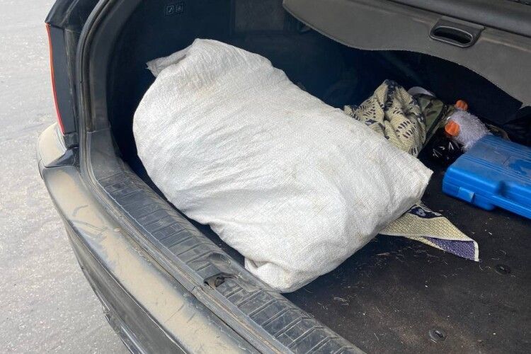 Каже, що нарвав у полі: у водія «BMW» на Рівненщині знайшли мішок маку