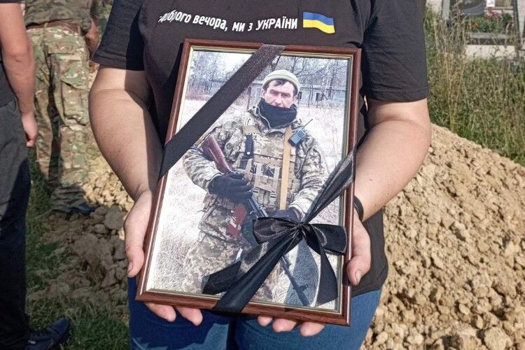 «Схопилася мертвою хваткою за труну сина»: Берестечко попрощалося з ще одним захисником України (Фото)