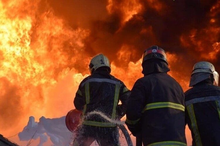 Виклались на повну: волинські рятувальники розповіли, як гасили пожежу на нафтобазі