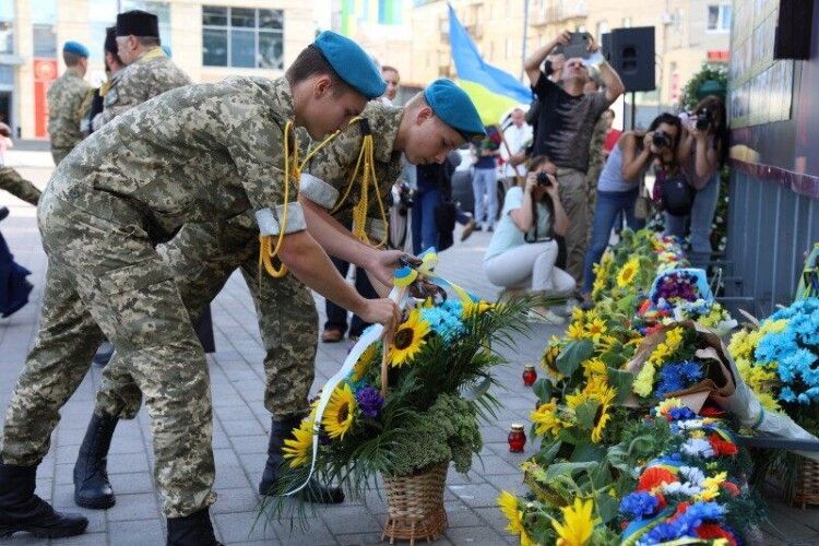 На Театральному майдані Луцька вшанували загиблих за Україну (Фото)