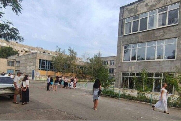1 вересня у Маріуполі: на вході до школи загарбники перевіряють дитячі рюкзаки (Фото)