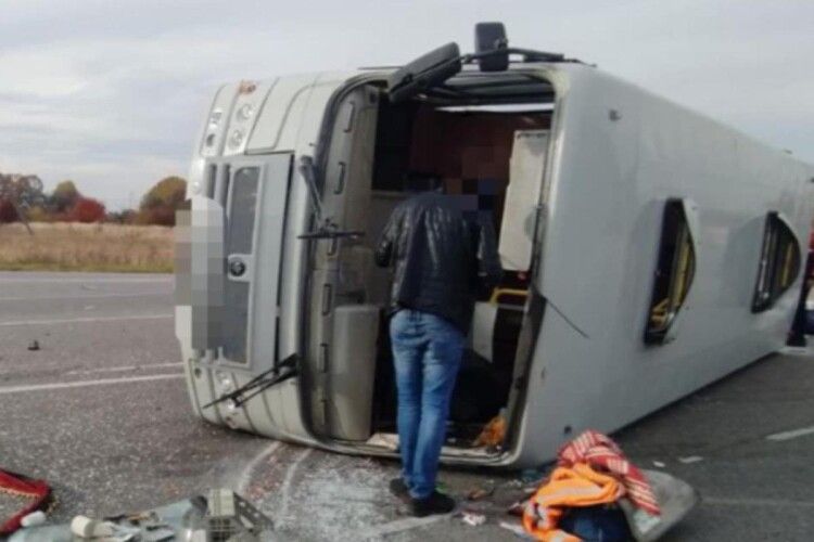 В Україні – серйозна ДТП з білорусами: автобус зіткнувся з вантажівкою та перекинувся (Фото)