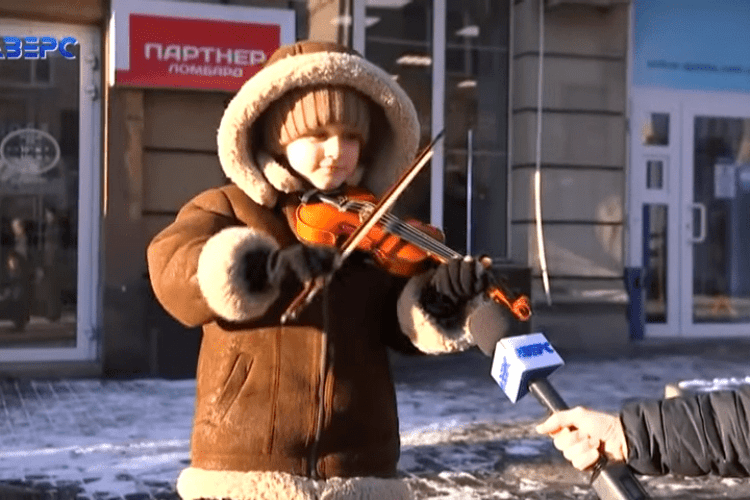 Семирічний син луцького активіста заробляє на вулиці грою на скрипці 