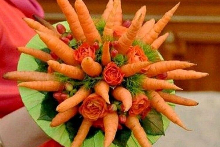 Рівненській кобилі подарували на 30-річчя букет з моркви