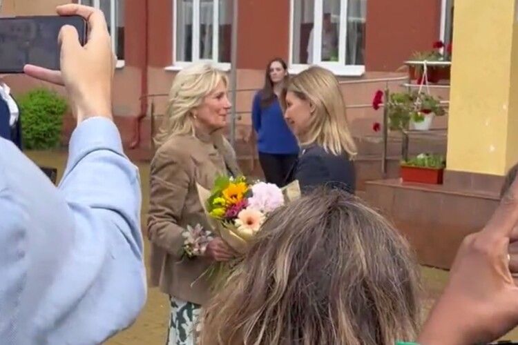 Перша леді США Джил Байден та Олена Зеленська в Ужгороді зустрілися з переселенцями (Відео)