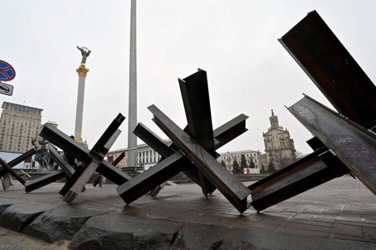 Заводи Ахметова-Новинського почали робити протитанкові їжаки і пластини для бронежилетів