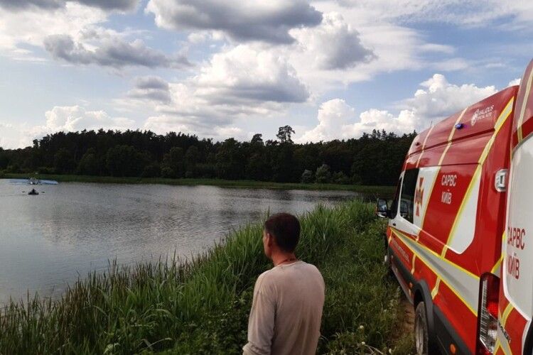 У Києві «кукурудзник» здійснив аварійну посадку на воду (фото)