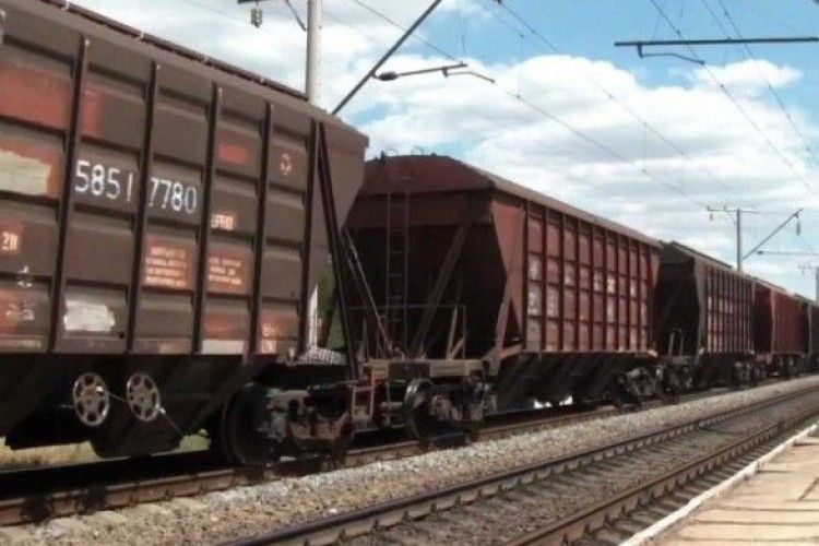 Вантажний потяг на смерть збив людину
