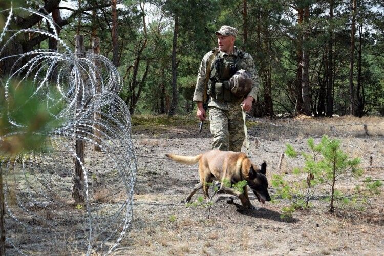 Волинянин Микола Довгун зі своїм псом охороняє українсько-білоруський кордон