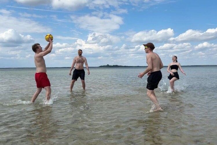 Перші туристи, атракціони та екостежка: як Світязь готується до літнього сезону (Відео)