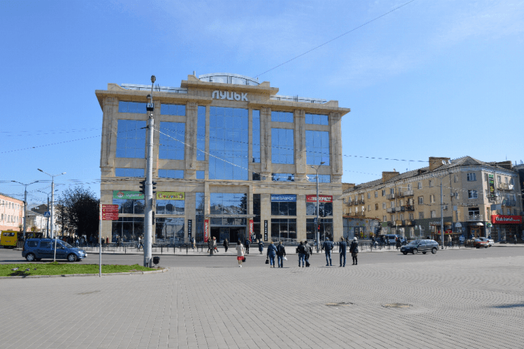 У Луцьку закриватимуть заклади громадського харчування, ринки, крамниці, спортзали та ТРЦ