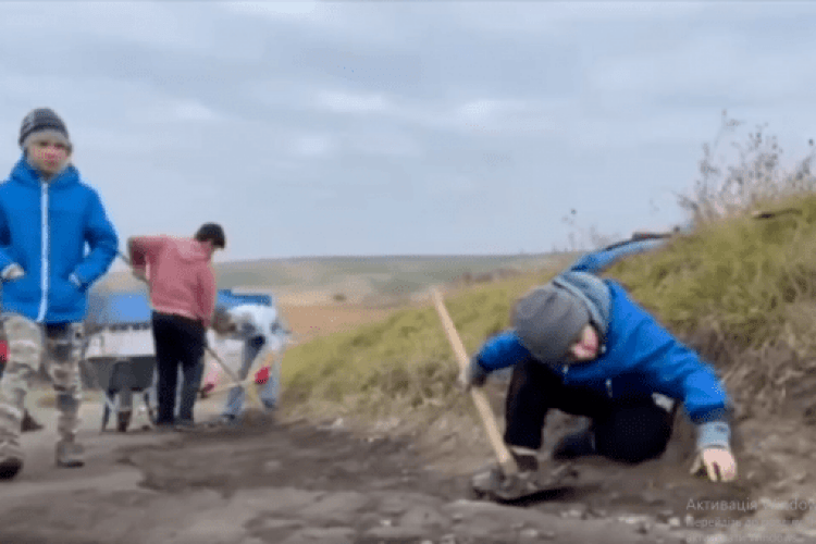 Біля Рівного місцеві жителі самостійно ремонтують дорогу (Відео)