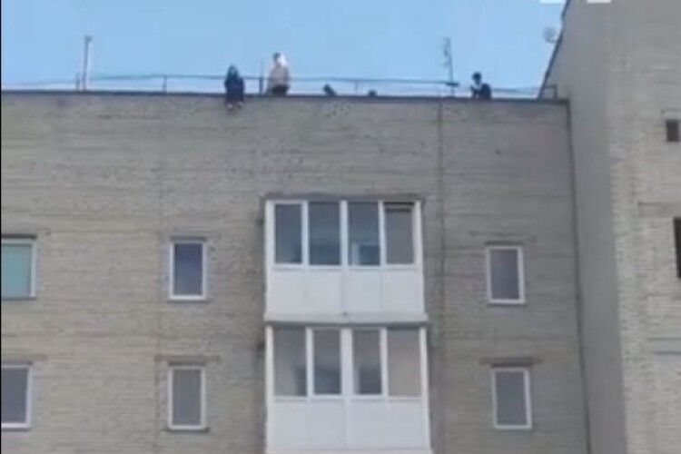 У Володимирі підлітки постійно влаштовують вечірки на даху багатоповерхівки (Відео)