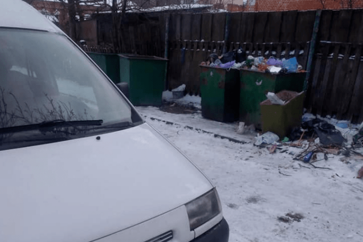 У місті на Волині сміттєві контейнери залишилися переповненими через «сумлінного» водія (Фото)