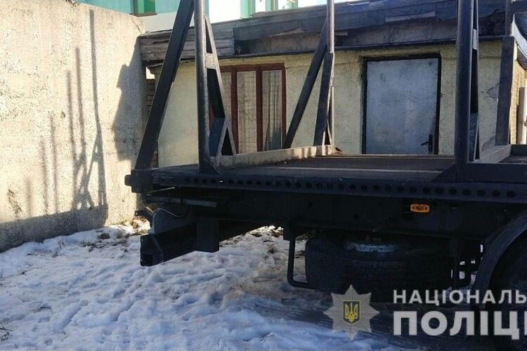 Здавала заднім рухом: у Маневичах вантажівка задавила чоловіка (Фото, доповнено)