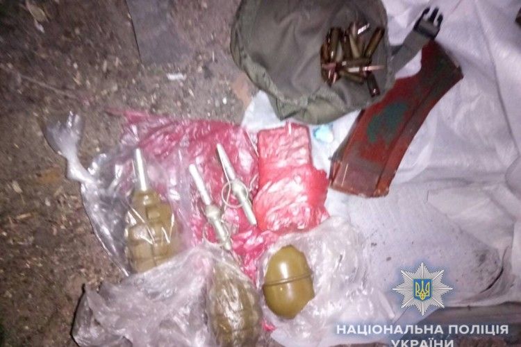 Під час сварки жінка розказала поліцейським про чоловікову зброю
