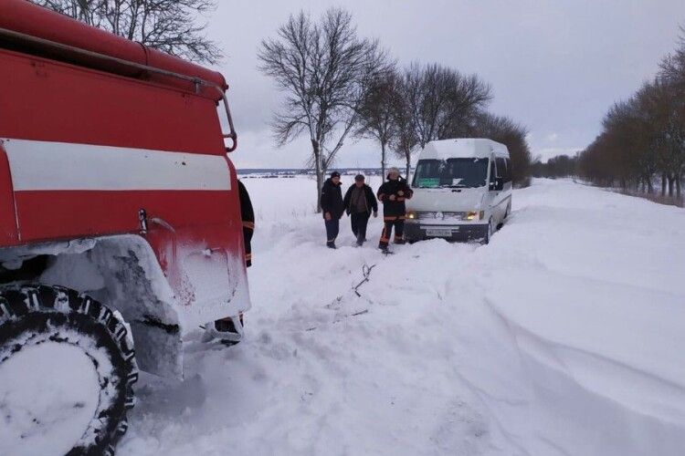 Минулої доби волинські рятувальники вивільнили зі снігових заметів 14 автомобілів (Відео)