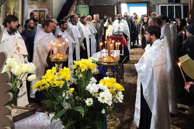 Відспівували більше 10 священників: у громаді на Волині поховали двох Героїв (Фото)